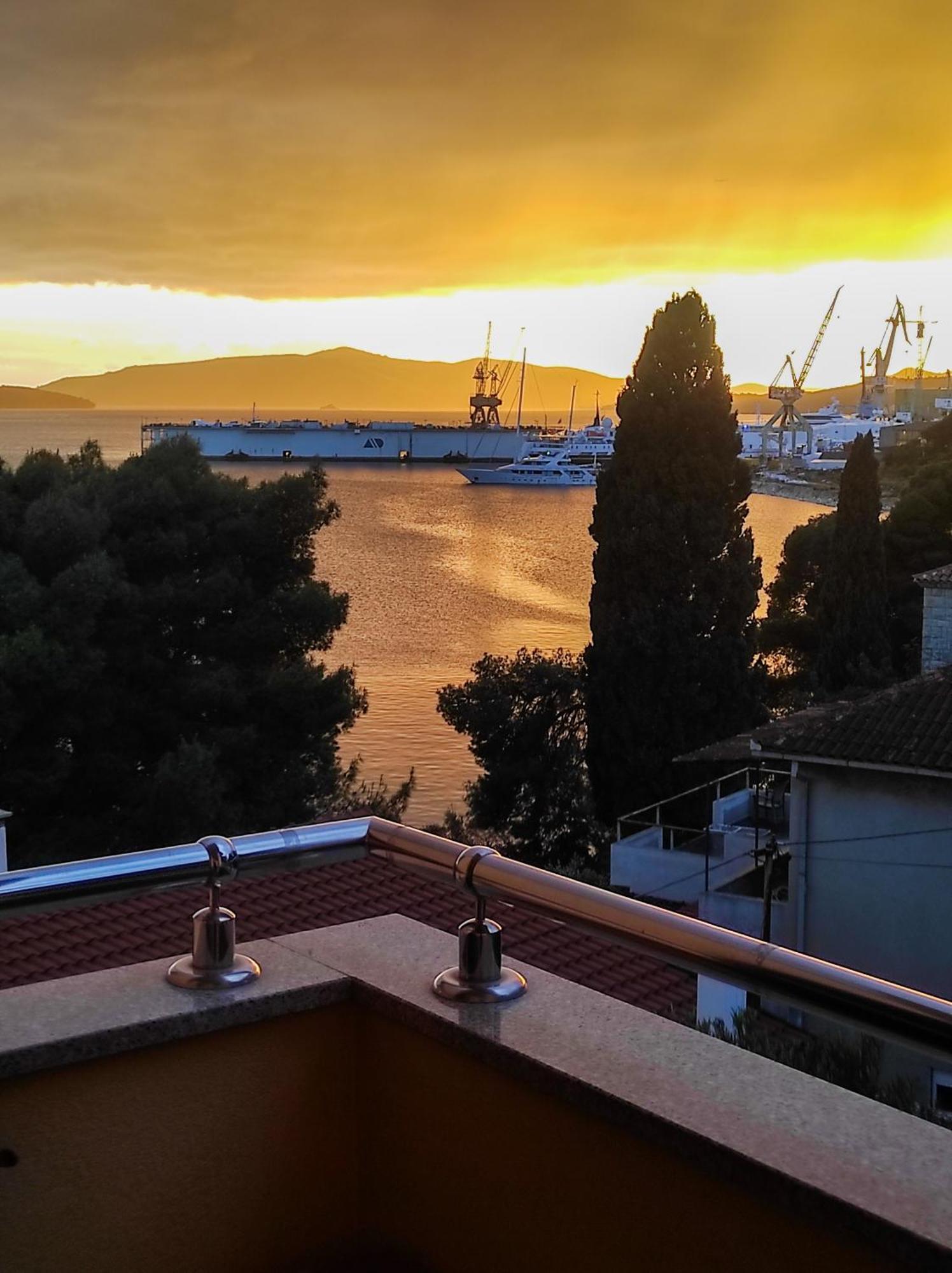 Villa Penava, Private Beach, Pool And 7Min To Trogir Bagian luar foto